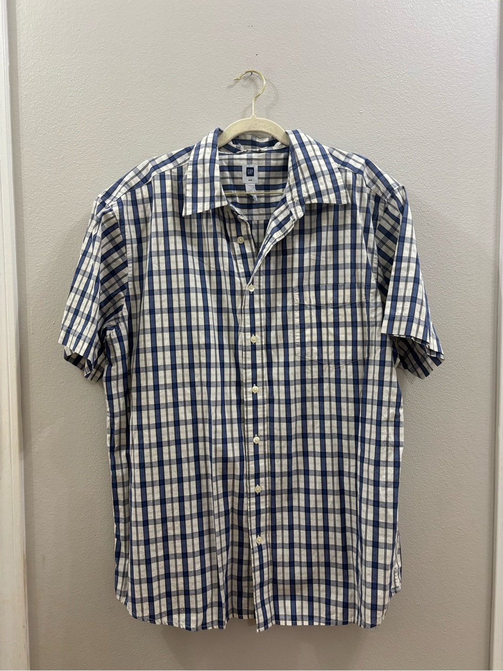 GAP Men’s White and Blue Plaid Short-Sleeve Button-Down Shirt